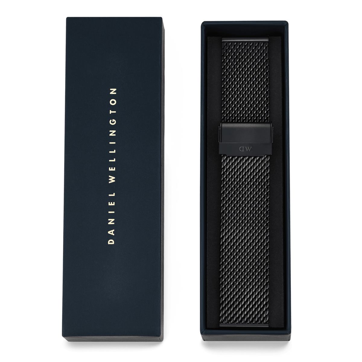 ダニエルウェリントンのOnyx Mesh Strapが、ネイビーの専用ボックスに収められた状態です。蓋にはゴールドのブランドロゴがあしらわれ、ボックス内にはPVDブラック仕上げのメッシュストラップが整然と納められています。ギフトにも最適な上品なパッケージです。