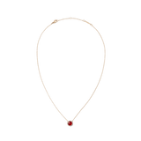 ダニエルウェリントン Audrey Necklace Red Agathe Rose Goldの全体像。細身のローズゴールドチェーンの中央に、ホワイトキュービックジルコニアのヘイローで囲まれた深紅の赤メノウペンダントがあしらわれた、白背景のプロダクト写真です。