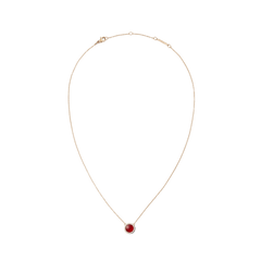 ダニエルウェリントン Audrey Necklace Red Agathe Rose Goldの全体像。細身のローズゴールドチェーンの中央に、ホワイトキュービックジルコニアのヘイローで囲まれた深紅の赤メノウペンダントがあしらわれた、白背景のプロダクト写真です。