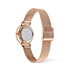 Petite Roman Numerals Date Rose Goldを裏側から見た画像です。Daniel Wellingtonのロゴとシリアルナンバーが刻印されたケースバック、クイックリリース機構付きのラグ、そしてローズゴールドのプレスメッシュストラップに施されたブランドロゴ入りの折り返し式クラスプがご確認いただけます。