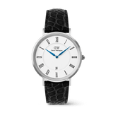 Daniel Wellington Classic Roman Numerals Dateのシルバーケースモデルです。ホワイト文字盤にローマ数字のインデックスとブルーの針が映え、6時位置には日付表示窓を配しています。ブラックのクロコダイルレザーストラップが上品なコントラストを添えています。