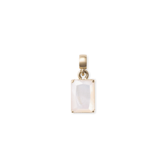 ダニエルウェリントンのMother of Pearl Octagon ゴールドチャームの正面画像です。ファセットカットを施した乳白色の真珠母貝をゴールドの爪留めで固定し、上部にはチェーンに通すためのゴールド製バチカンが付いています。