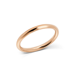 Arch Ring Rose Gold 2.5mmを斜めから捉えた画像です。細身のバンドが描く滑らかな曲線と、ポリッシュ仕上げのローズゴールドが光を受けて柔らかに輝いています。