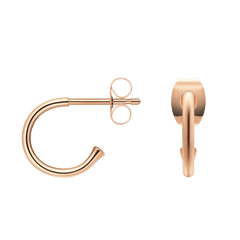 ダニエルウェリントン Charms Earrings Rose Goldの側面と背面をクローズアップした画像です。滑らかなC字フープの曲線やポスト部分、バタフライバックの細部まで確認できます。