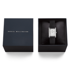 ダニエルウェリントンのネイビーのブランドロゴ入りギフトボックスに、クッションの上で収められたBound Black Crocodile Guilloché Silverの腕時計。贈り物にぴったりの上品なパッケージです。
