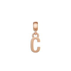 Daniel WellingtonのLetter Charm Rose Gold「C」は、丸みを帯びたベイルから吊り下がるコンパクトなデザインです。ローズゴールドのポリッシュ仕上げが上品な輝きを放ちます。