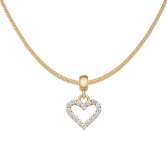 ゴールドのスネークチェーンに通されたHeart Contour White Crystal Charmのクローズアップです。ベイルからリングを介して揺れるハートモチーフと、輪郭に沿って留められたホワイトクリスタルの輝きが際立ちます。