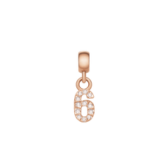 ローズゴールドのバチカン部分から、数字の「6」をモチーフにした小ぶりなチャームが下がったCrystal Number Charm Rose Goldの正面画像です。全体にあしらわれたキュービックジルコニアが、白い背景に美しく輝いています。