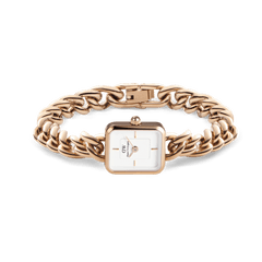 ローズゴールドのカーブチェーンが美しい曲線を描くJolie Chain Rose Gold。斜め上からのアングルで、フォールドオーバークラスプの構造とミニスクエアケースのバランスが際立つ全体像です。