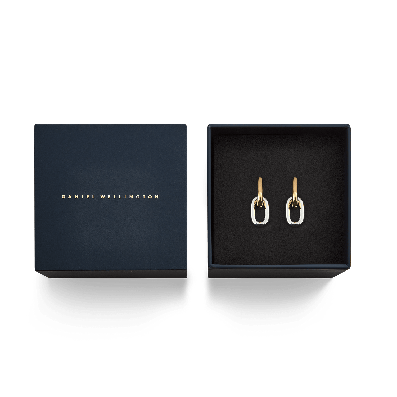ダニエルウェリントンのギフトボックスに収められたContrast Link Earrings Two Tone Gold。ゴールドとシルバーのツートンカラーが映えるリンクデザインのイヤリングが、黒いクッショントレーの上に並び、ブランドロゴ入りの蓋とともに俯瞰で撮影されています。