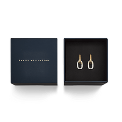 ダニエルウェリントンのギフトボックスに収められたContrast Link Earrings Two Tone Gold。ゴールドとシルバーのツートンカラーが映えるリンクデザインのイヤリングが、黒いクッショントレーの上に並び、ブランドロゴ入りの蓋とともに俯瞰で撮影されています。