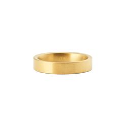 ダニエルウェリントン Line Ring Brushed Goldを斜め上から撮影した画像です。ヘアライン加工による上品なマットゴールドの質感と、フラットバンドの端正なエッジラインが際立ちます。