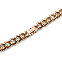 ローズゴールドのChunky Chain Necklaceを折りたたみ式クラスプ部分で拡大した画像です。留め具にはDaniel Wellingtonのロゴが刻印されており、チェーンのラインに自然になじむフラットな仕上がりとなっています。