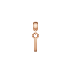 Daniel WellingtonのLetter Charm Rose Gold「I」は、直線的でシンプルなフォルムが特徴のイニシャルチャームです。ポリッシュ仕上げのローズゴールドが上品な光沢を放ちます。