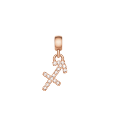 いて座のシンボルをクリスタルで表現したDaniel WellingtonのCrystal Zodiac Charm（ローズゴールドモデル）。矢のモチーフに沿って丁寧にセッティングされたクリスタルが、光を受けて美しく輝きます。