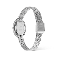 Juliette Braided Mesh White Sunray Silverの裏蓋側からの画像です。Daniel Wellingtonのロゴが刻印されたケースバックや、ヘリンボーン編みのメッシュストラップの立体感のある編み目、ロゴ入りの折りたたみ式クラスプのディテールがご覧いただけます。