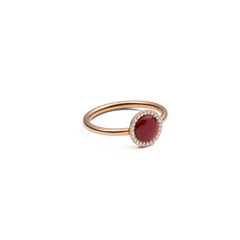 Daniel WellingtonのAudrey Ring Red Agathe Rose Goldを斜めから捉えた画像です。細身のローズゴールドのリングと、ドーム型の赤メノウを囲むキュービックジルコニアの繊細な輝きが際立ちます。