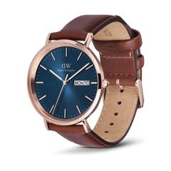 クラシックなデイディスプレイが特徴のSt Mawes Rose Gold Arcticを斜めから捉えた製品画像です。ブラッシュ仕上げのローズゴールドケースの質感や、ブルー文字盤に施されたトライアングルテクスチャーの細部が確認できます。また、ブラウンレザーストラップの裏地に施されたステッチも見える角度となっています。