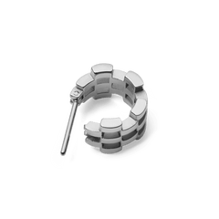 3-Link Earrings Silverを斜め上から撮影した片耳の画像です。ポストとリンクの接合部分やフープ内側の構造が確認でき、ウォッチストラップを思わせる3列リンクの精巧な仕上がりが際立っています。