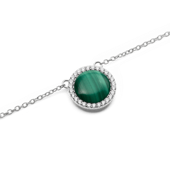 Audrey Necklace Malachite Silverのペンダント部分をクローズアップした写真です。ドーム型のマラカイトに浮かぶ濃淡のある緑の縞模様と、それを取り囲むホワイトキュービックジルコニアの繊細な輝きが際立ちます。