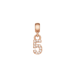 数字の「5」をモチーフにしたCrystal Number Charm Rose Goldの製品画像。ローズゴールド仕上げの表面にキュービックジルコニアが散りばめられ、光を受けて華やかに輝くナンバーチャームです。