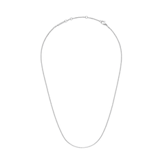 ダニエルウェリントンのBox Chain Necklace S（シルバーカラー）の全体像です。白背景に細身のボックスチェーンが弧を描くように配置され、ロブスタークラスプやアジャスター部分の細部まで確認できます。
