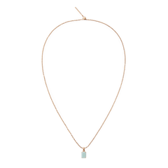 ローズゴールドのチェーンネックレスにAmazonite Octagonローズゴールドチャームを装着した全体のイメージです。細身のチェーンの先端に、ブルーグリーンの天然石チャームが一粒揺れるミニマルなコーディネート例をご紹介します。