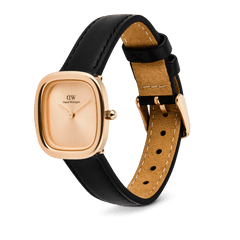Margot Sheffield Unitone Sunray Rose Goldを斜めから撮影した製品画像です。ローズゴールドのサンレイダイヤルとクッション型ケースの立体感が際立ち、ブラックレザーストラップの裏面にはキャメルスエードとホワイトステッチの細部が確認できます。また、ローズゴールドのピンバックルがフラットに収まるディテールもご覧いただけます。
