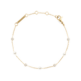 ダニエルウェリントンのPearl Bracelet Goldです。細やかなゴールドチェーンにホワイトパールとクリアストーンが交互にあしらわれ、ロブスタークラスプとブランドロゴの刻印プレートが付いています。