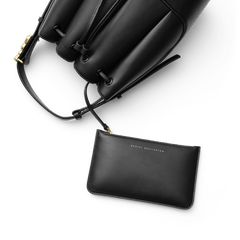 Lewis Bag Blackに付属のDaniel Wellingtonロゴ入りブラックポーチをクローズアップした画像です。バッグ本体のドローストリング部分とストラップで連結されており、小物の収納に便利な仕様となっています。