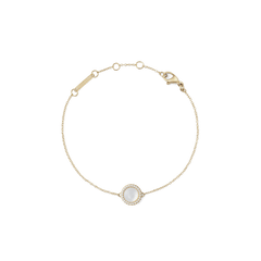 ダニエルウェリントン Audrey Bracelet Mother of Pearl Goldの全体像です。ゴールドトーンの細身チェーンの中央に、ドーム型のマザーオブパールチャームを配置。ホワイトキュービックジルコニアのヘイローが輝きを添え、ロブスタークラスプとサイズ調節リングも確認できます。