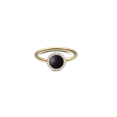 ダニエルウェリントン Audrey Ring Black Agathe Goldの正面画像。ドーム型にカットされた漆黒の黒メノウを中央に配置し、ホワイトキュービックジルコニアのヘイローが石を囲む細身のゴールドリングです。