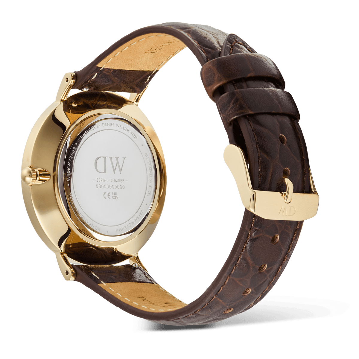 Classic Roman Numerals Date Dark Brown Croc Belly Goldを裏蓋側から見たアングルです。ゴールドPVD加工のケースバックにはDaniel Wellingtonのロゴとシリアルナンバーが刻印されており、ダークブラウンのクロコダイルベリーレザーストラップはキャメルカラーの裏地とコントラストステッチで丁寧に仕上げられています。
