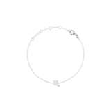 白背景で撮影したさそり座モデルのCrystal Zodiac Chain Bracelet Silverです。繊細なシルバーチェーンがゆるやかな輪を描き、キュービックジルコニアで表現されたさそり座のシンボルチャームが、チェーンの下部できらめいています。