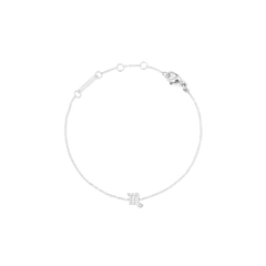 白背景で撮影したさそり座モデルのCrystal Zodiac Chain Bracelet Silverです。繊細なシルバーチェーンがゆるやかな輪を描き、キュービックジルコニアで表現されたさそり座のシンボルチャームが、チェーンの下部できらめいています。