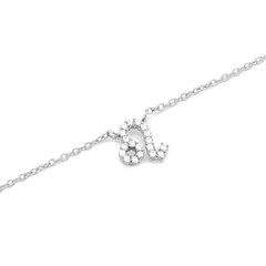 しし座のシンボルをクリスタルで表現したCrystal Zodiac Chain Necklace Silverのペンダント部分を拡大した画像です。一粒ずつ丁寧に留められたクリスタルがしし座の曲線を描き、シルバーチェーンとともに白い背景に映えています。