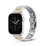 Daniel Wellington Smartwatch Iconic Linkのツートンブレスレットを装着したApple Watchを、正面やや斜めから撮影した製品写真です。シルバーのヘアライン仕上げとゴールドのポリッシュ仕上げのコントラストが美しく際立ち、裏側にはステンレススチール製のバタフライバックルが確認できます。