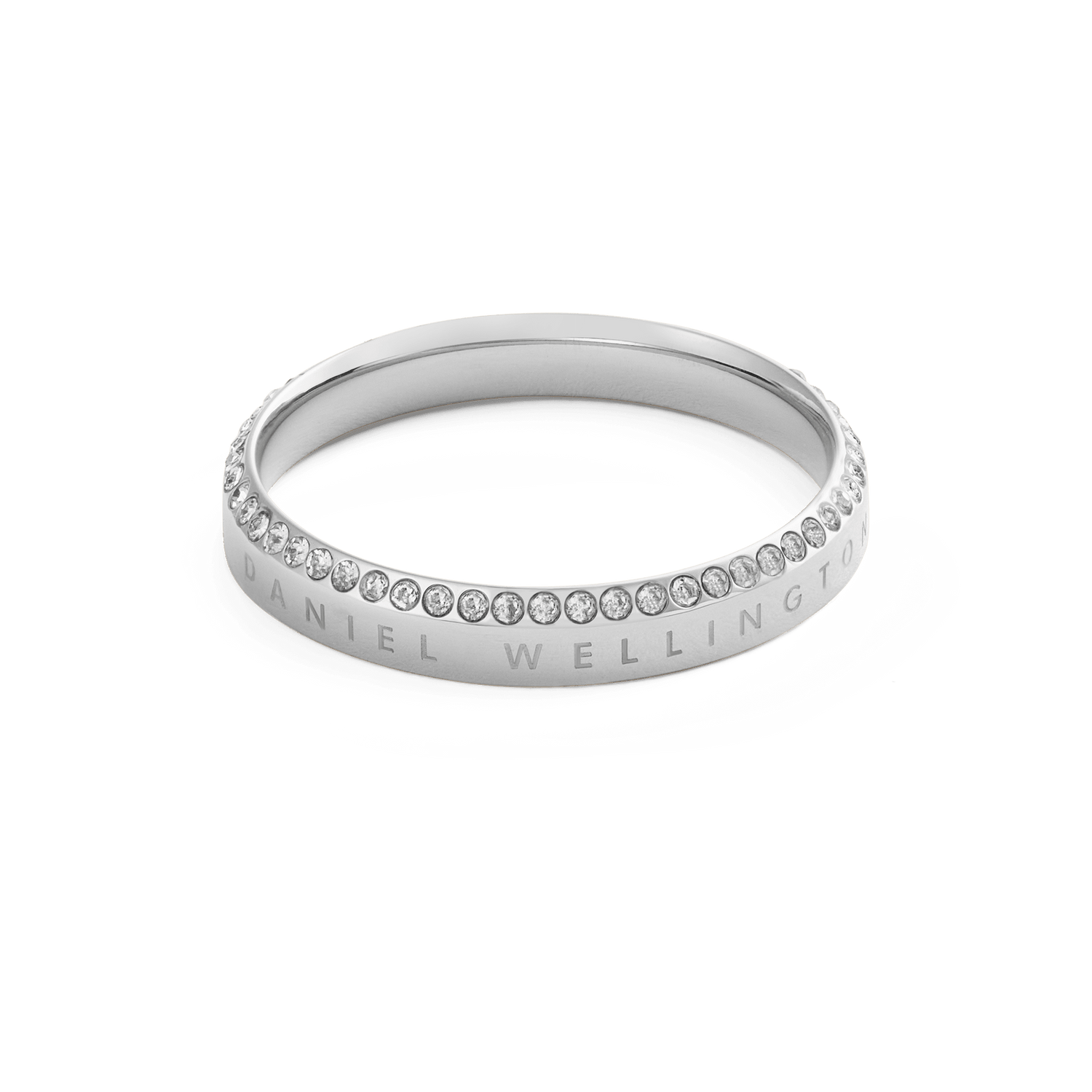 Classic Aura Ringシルバーをやや低い角度から捉えた画像です。リング正面に刻まれたDaniel Wellingtonのロゴと、上部に並ぶホワイトキュービックジルコニアの輝きが際立つ構図となっています。