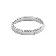 Classic Aura Ringシルバーをやや低い角度から捉えた画像です。リング正面に刻まれたDaniel Wellingtonのロゴと、上部に並ぶホワイトキュービックジルコニアの輝きが際立つ構図となっています。