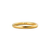 Daniel Wellington Arch Ring Gold 2.5mmの内側を捉えた製品画像です。丸みを帯びたアーチ型の断面と、光沢のあるゴールド仕上げ、内側に刻印されたロゴが確認できます。