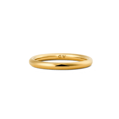 Daniel Wellington Arch Ring Gold 2.5mmの内側を捉えた製品画像です。丸みを帯びたアーチ型の断面と、光沢のあるゴールド仕上げ、内側に刻印されたロゴが確認できます。