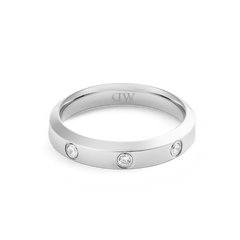 Classic Lumine Ring Silver 4 mmを斜め上から見た全体の画像です。ポリッシュ加工のシルバーバンドに、等間隔で配された3つのキュービックジルコニアが輝き、内側にはDaniel Wellingtonのロゴが刻印されています。