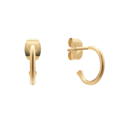 ダニエルウェリントンのCharms Earrings Goldを正面と横から撮影した画像です。ポリッシュ仕上げのコンパクトなC字フープデザインと、バタフライバックの留め具が特徴です。