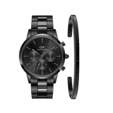Daniel WellingtonのIconic Chronograph Linkは、オールブラックのクロノグラフ腕時計と、ブランドロゴがあしらわれたClassic Braceletブラックカフのギフトセットです。リンクストラップのポリッシュとサテン仕上げのコントラストが、上品な印象を際立たせます。