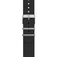 ブラックのNATOスマートウォッチストラップをクローズアップした画像です。シルバーのピンバックルとロゴ入りキーパー2本が並び、密に織られたファブリックの細かな質感が確認できます。