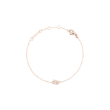 白背景で撮影したかに座モチーフのCrystal Zodiac Chain Bracelet Rose Goldの全体画像です。ローズゴールドの細いチェーンが優雅に広がり、下部にはクリスタルでデザインされたかに座のシンボルがあしらわれています。ブランドプレートやアジャスターリングもはっきりと確認できます。