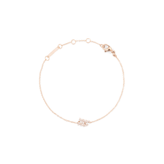 白背景で撮影したかに座モチーフのCrystal Zodiac Chain Bracelet Rose Goldの全体画像です。ローズゴールドの細いチェーンが優雅に広がり、下部にはクリスタルでデザインされたかに座のシンボルがあしらわれています。ブランドプレートやアジャスターリングもはっきりと確認できます。
