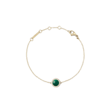 ダニエルウェリントン Audrey Bracelet Malachite Goldの全体像。細身のゴールドチェーンの中央に、ドーム型のマラカイトを配し、その周囲をホワイトキュービックジルコニアが彩る繊細なデザインです。ロブスタークラスプとサイズ調節リングも確認できます。