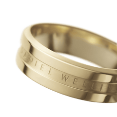 Elan Ring Goldのクローズアップ写真です。2本の溝で区切られたポリッシュ仕上げとサテン仕上げの質感のコントラスト、そしてDaniel Wellingtonのロゴ刻印が確認できます。