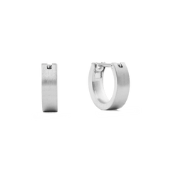 Daniel Wellington Line Earrings Brushed Silver 3.5mmのフロントビューとサイドビュー。ブラッシュ加工を施したフラットな表面と直線的なエッジが特徴の、コンパクトなシルバーピアスです。